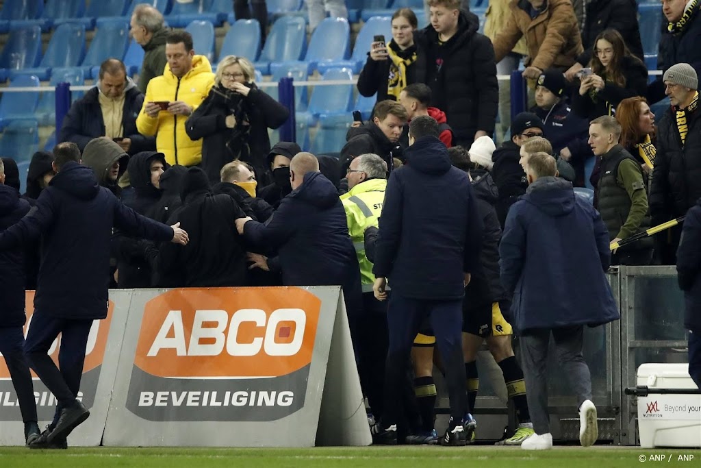 Vitesse gaat veldbetreders identificeren en straffen