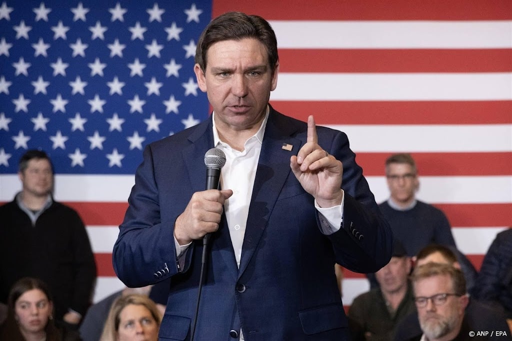 Republikeinse presidentskandidaat Ron DeSantis haakt af en steunt Trump