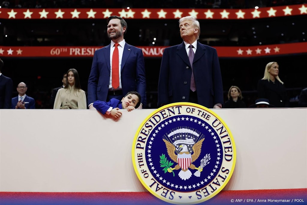 Trump na beëdiging naar aanhangers in arena