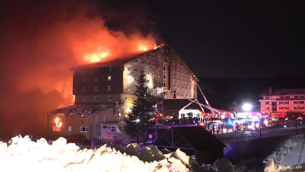 Zeker tien doden bij grote brand in hotel Turks skigebied