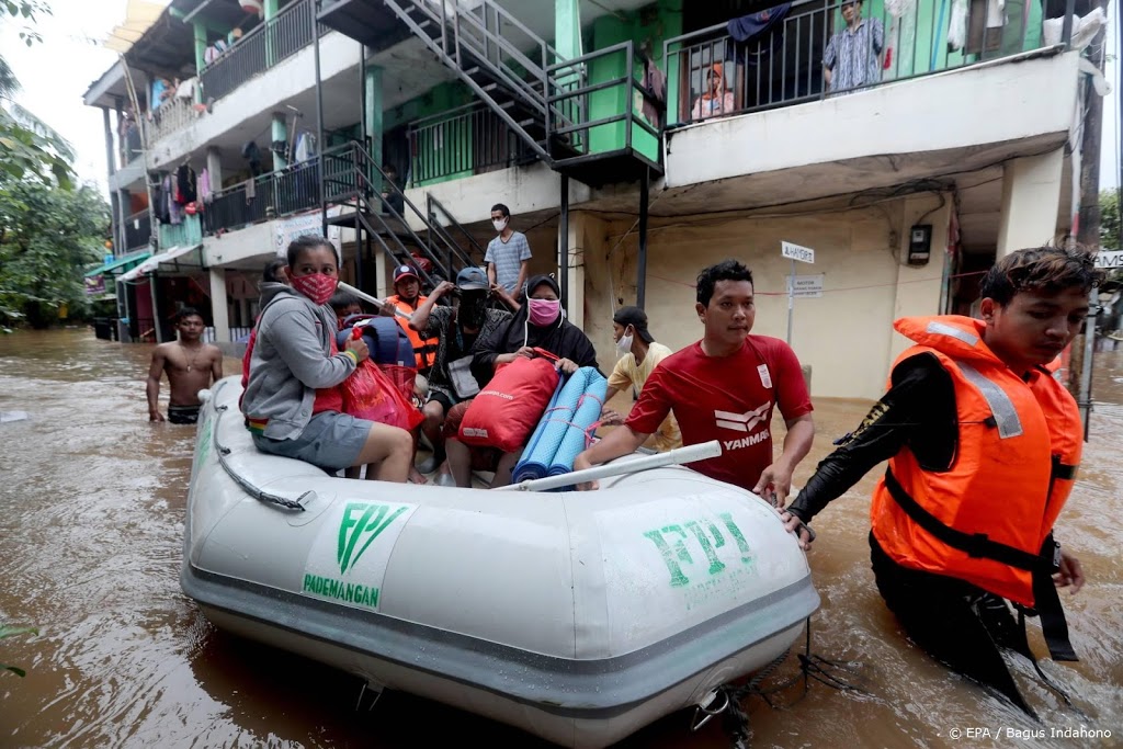 Kinderen dood door overstromingen in Jakarta