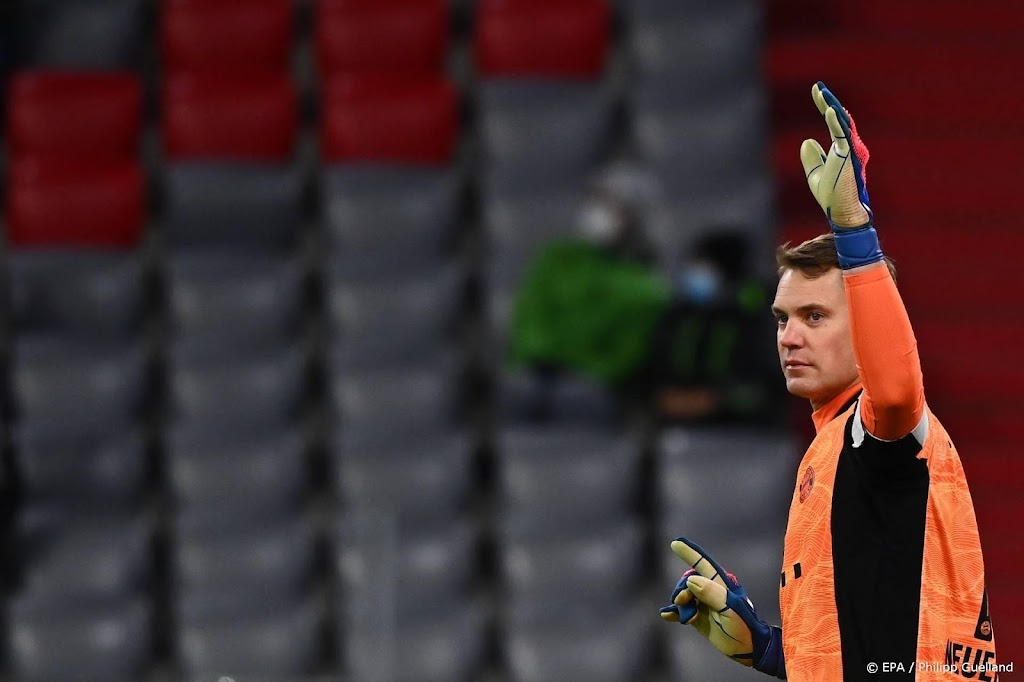 Doelman Neuer na operatie terug op het veld