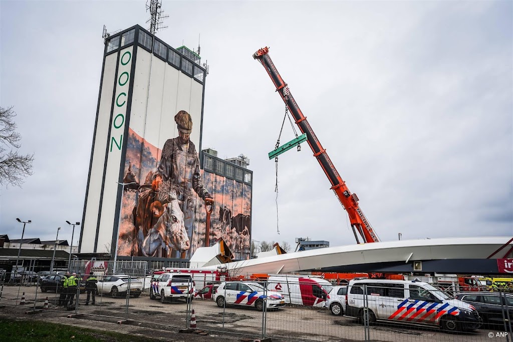 Hulpdiensten bezig met bergen lichaam op bouwtoren Lochem 