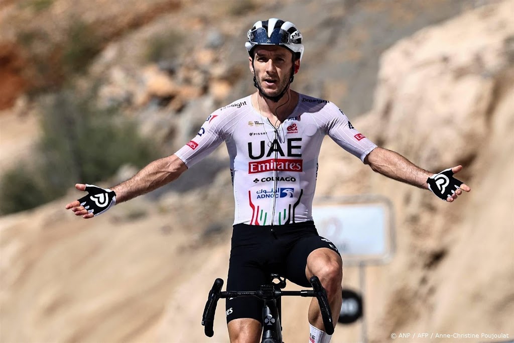Favoriet Yates verlaat UAE Tour na val met hersenschudding
