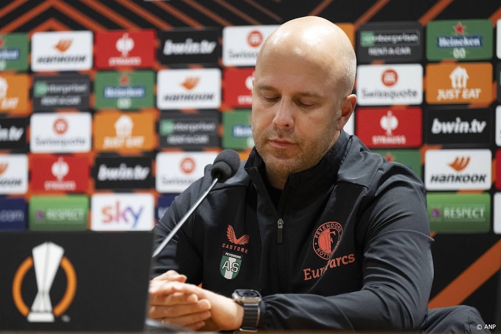 Feyenoord-coach Slot ziet in steun fans enige verschil met Roma
