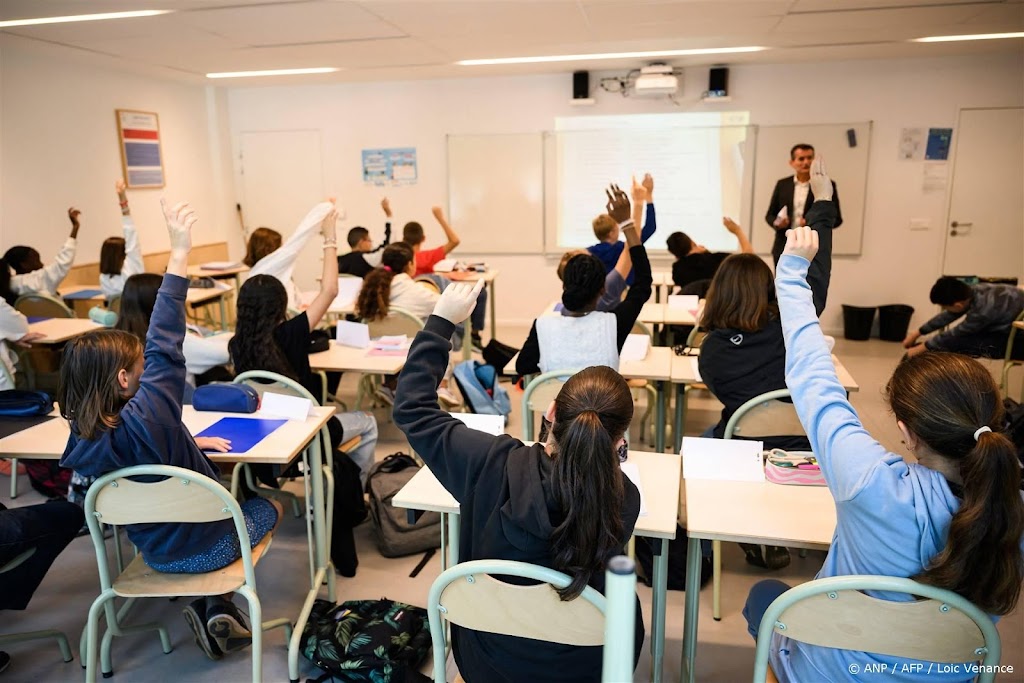 Frankrijk gaat schooltassen controleren op wapens