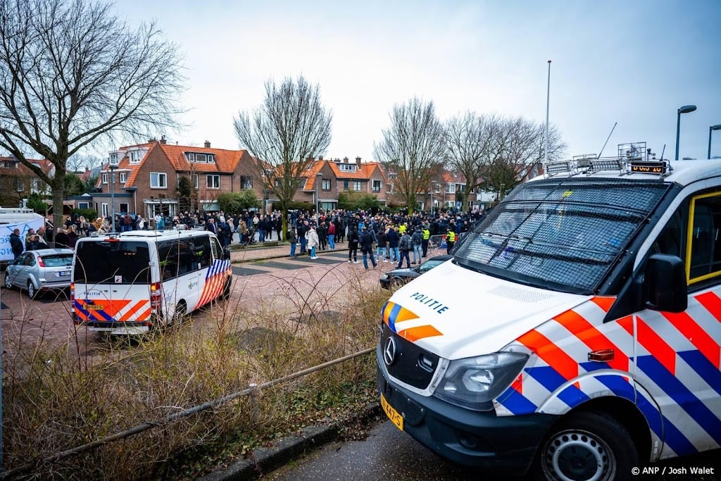 Honderden demonstranten zorgen voor onrust in Haagse Vogelwijk