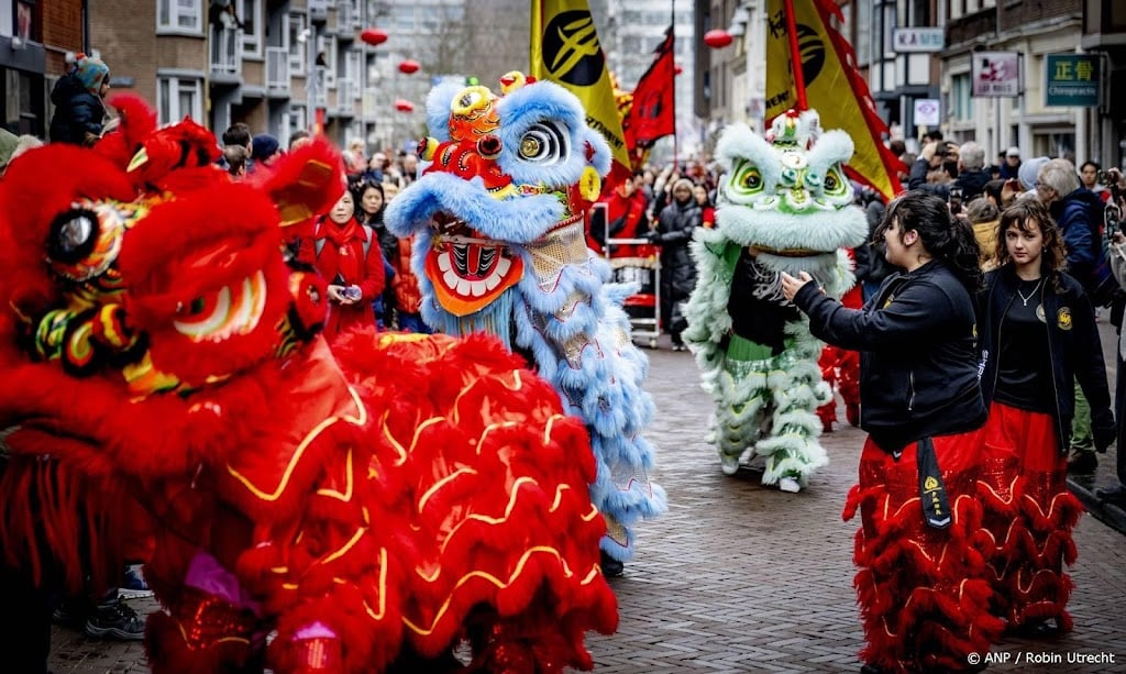 Duizenden bij drakenoptocht in Chinatown Den Haag voor nieuwjaar