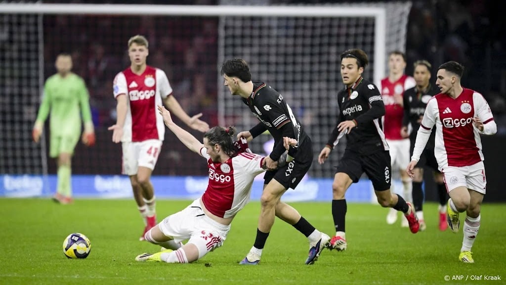 Ajax en NEC spelen gelijk in Johan Cruijff ArenA