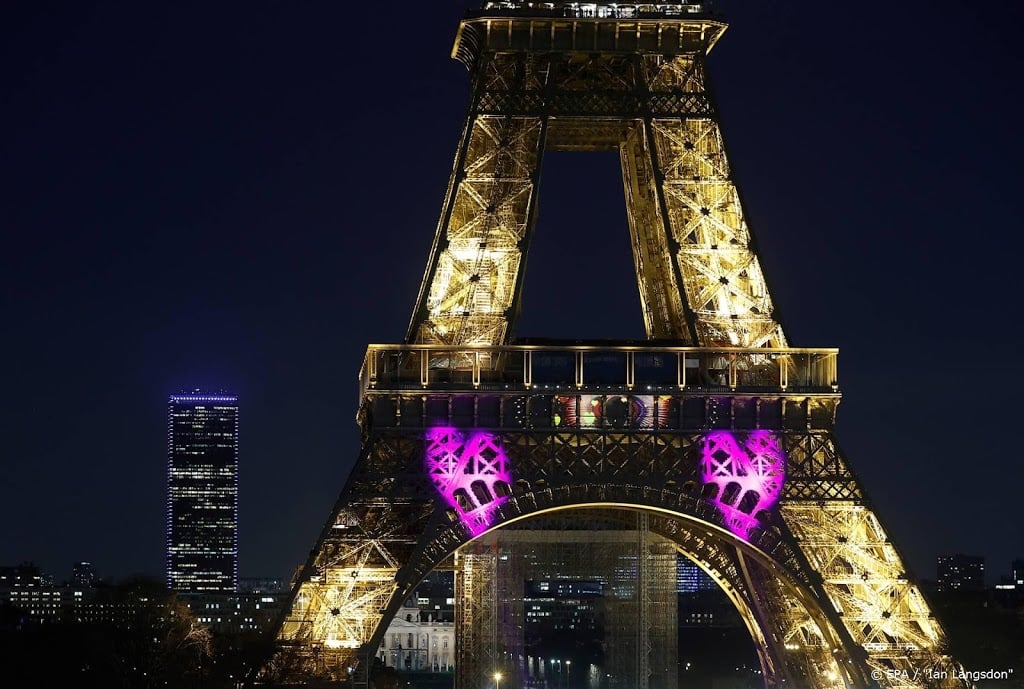 Eiffeltoren eert ziekenhuispersoneel met langere lichtshow