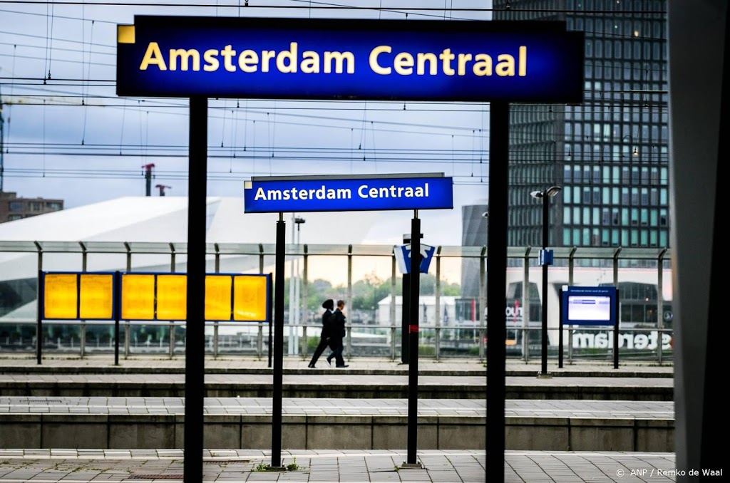 Amsterdam Centraal deels ontruimd vanwege verdacht pakket