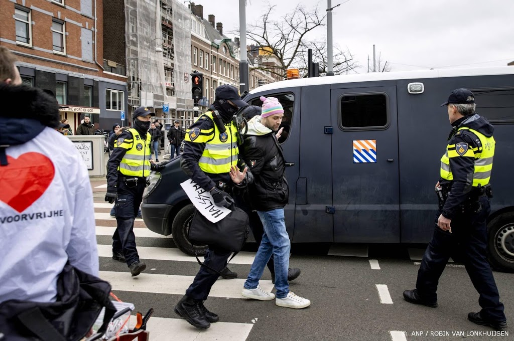 Politie houdt ruim 150 mensen aan tijdens demonstratie Amsterdam 