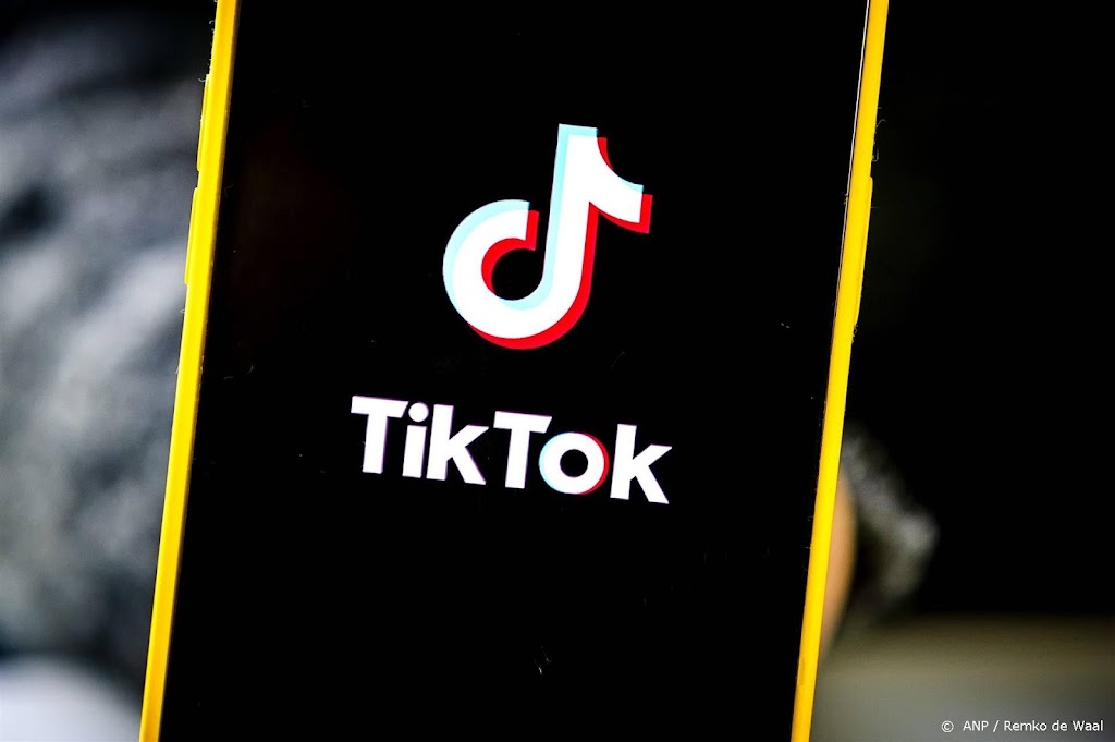 Kabinet roept ambtenaren op: verwijder TikTok van werktelefoon