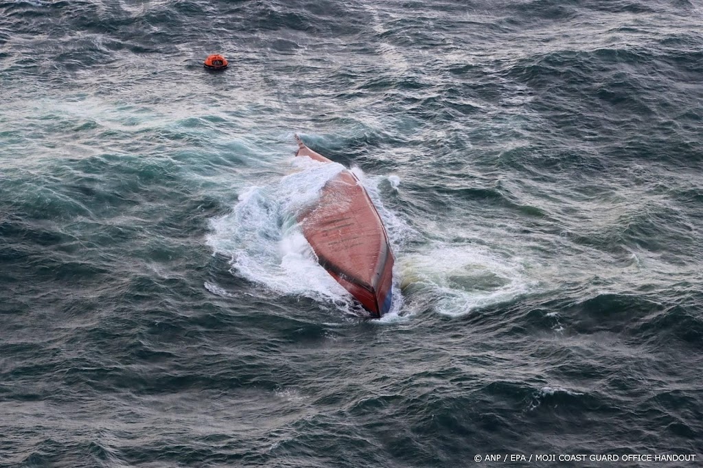 Zeker negen doden na kapseizen tanker bij Japan