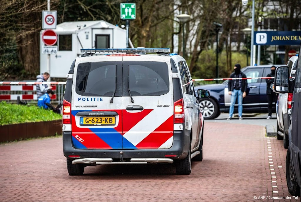 Man (25) verdacht van gooien brandend voorwerp ambassade Israël