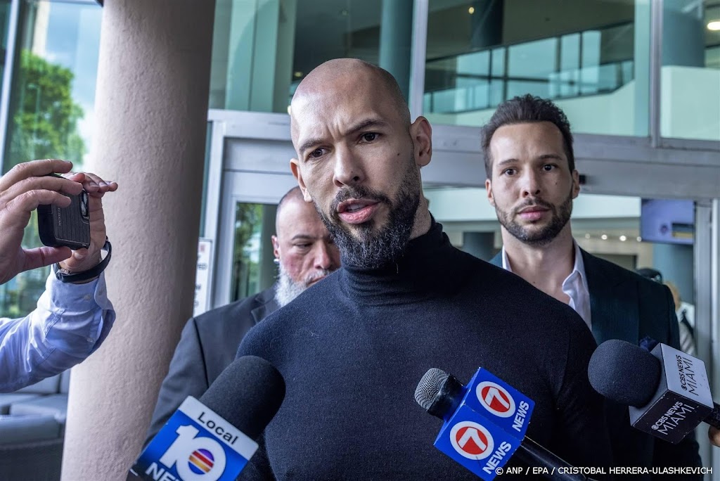 Andrew Tate meldt weer onderweg te zijn naar Roemenië 