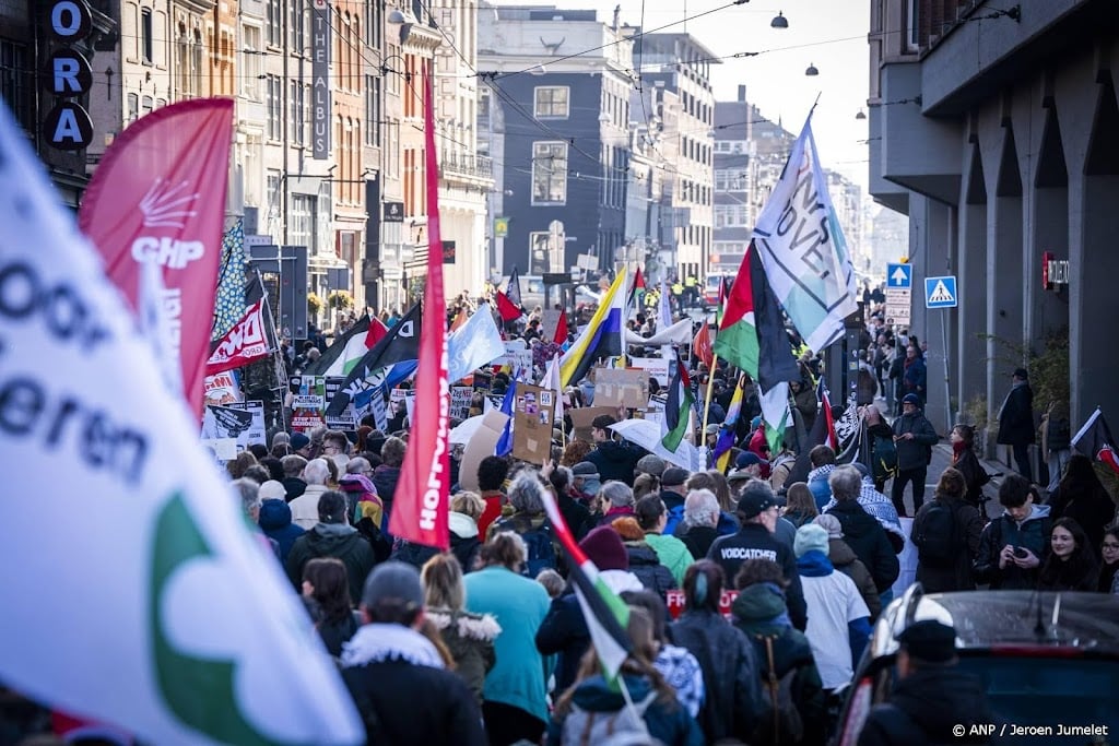 Duizenden komen aan op Museumplein na mars tegen racisme