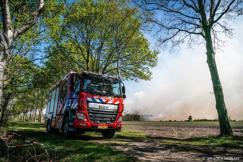Brandweer houdt natuurbrand in Deurnese Peel in de gaten