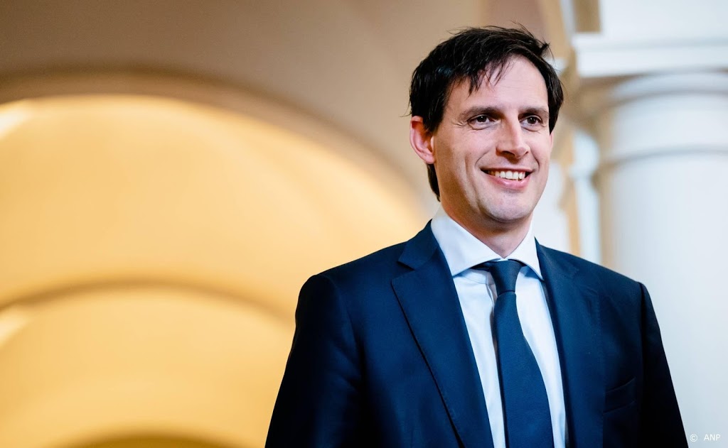 Hoekstra: zorgpersoneel verdient beloning