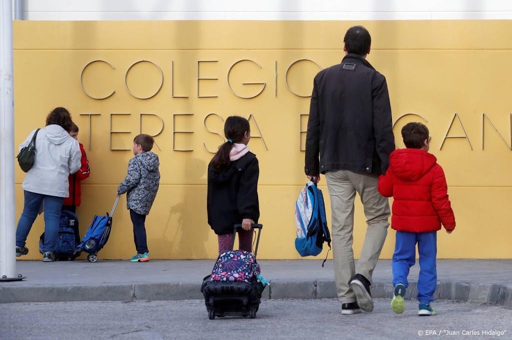 Spaanse kinderen mogen even naar buiten
