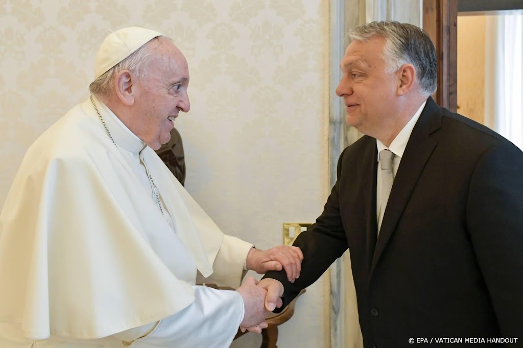 Paus bedankt Orban voor opnemen Oekraïense vluchtelingen