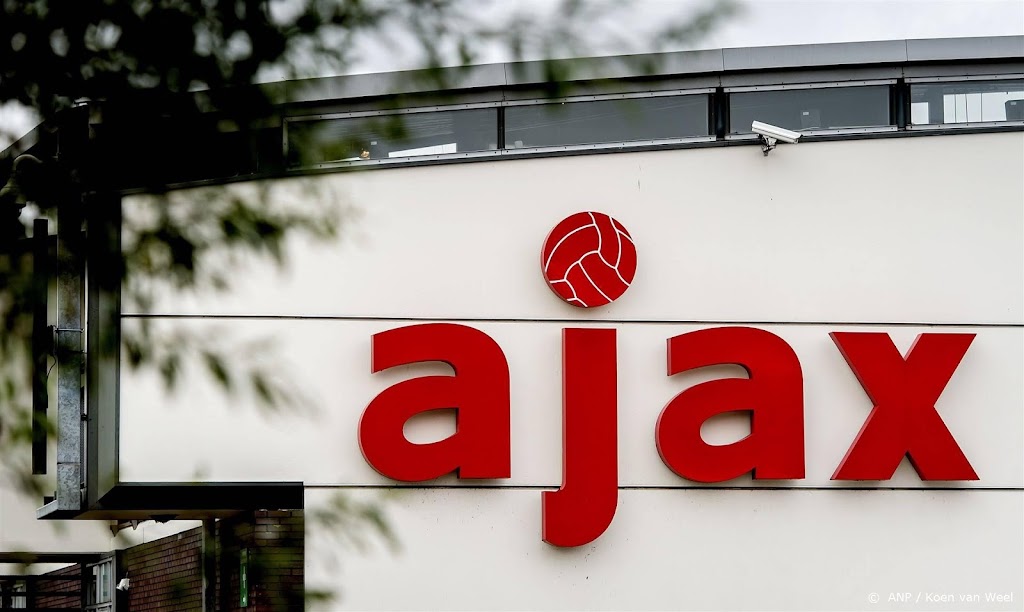 Tweetal legt bestuursfunctie neer bij Ajax