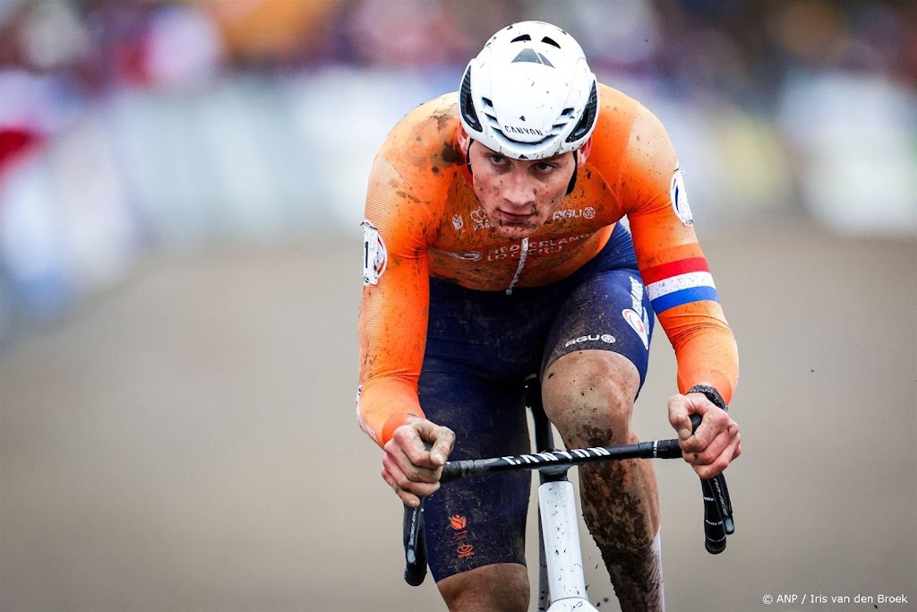 Van der Poel dik ingepakt van start in koude Luik-Bastenaken-Luik