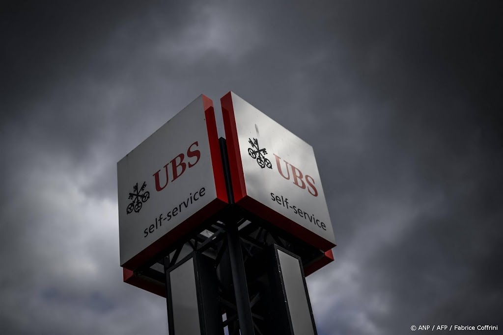 UBS begint vanaf juni met schrappen duizenden banen, meldt krant