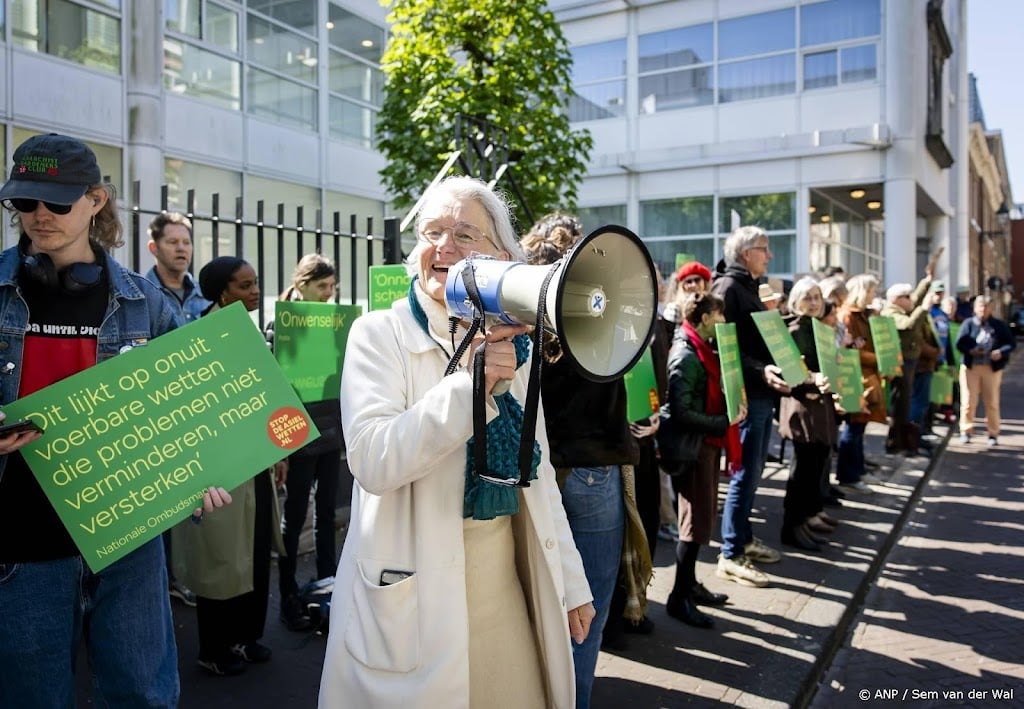Zo'n zeventig demonstranten proberen asielwetten tegen te houden