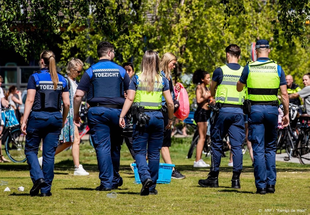 Amsterdams park ontruimd, toegangswegen stranden afgesloten