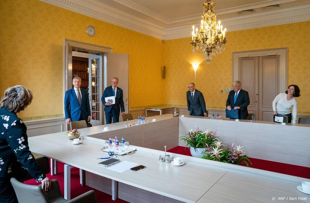 Bestuurders wijzen informateur op problemen en budgetten
