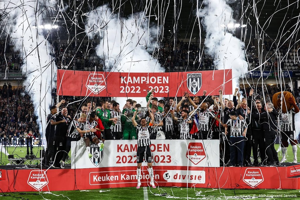 Kampioen Heracles gehuldigd in centrum van Almelo