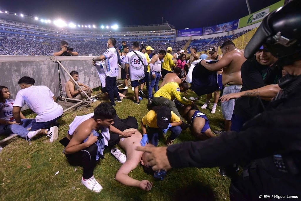Doden door stormloop bij voetbalstadion in El Salvador