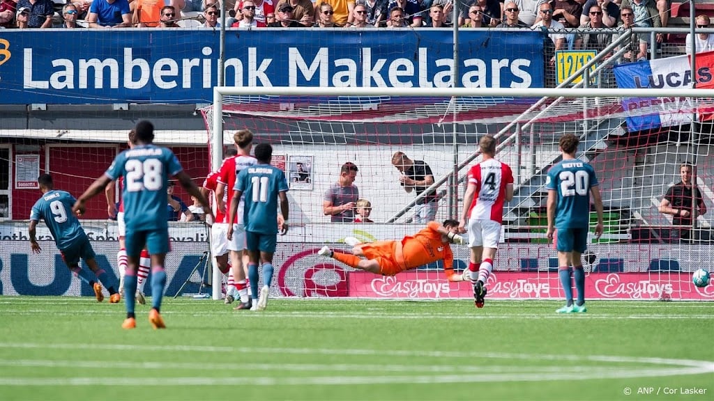 Kampioen Feyenoord stuurt FC Emmen play-offs voor degradatie in