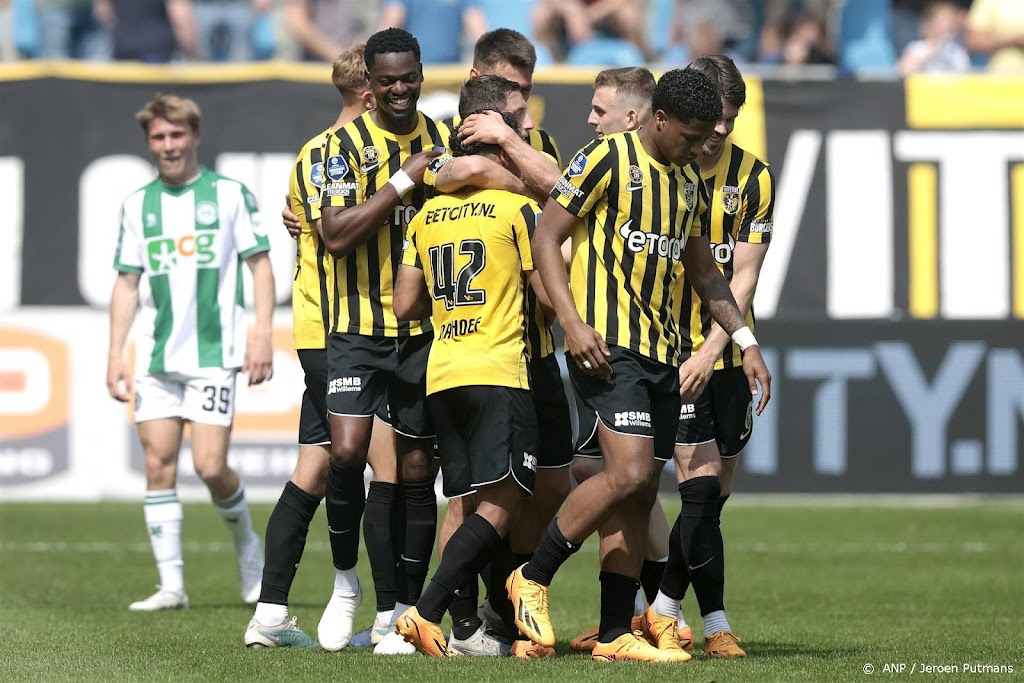 Vrijuit spelend Vitesse wint ruim van FC Groningen