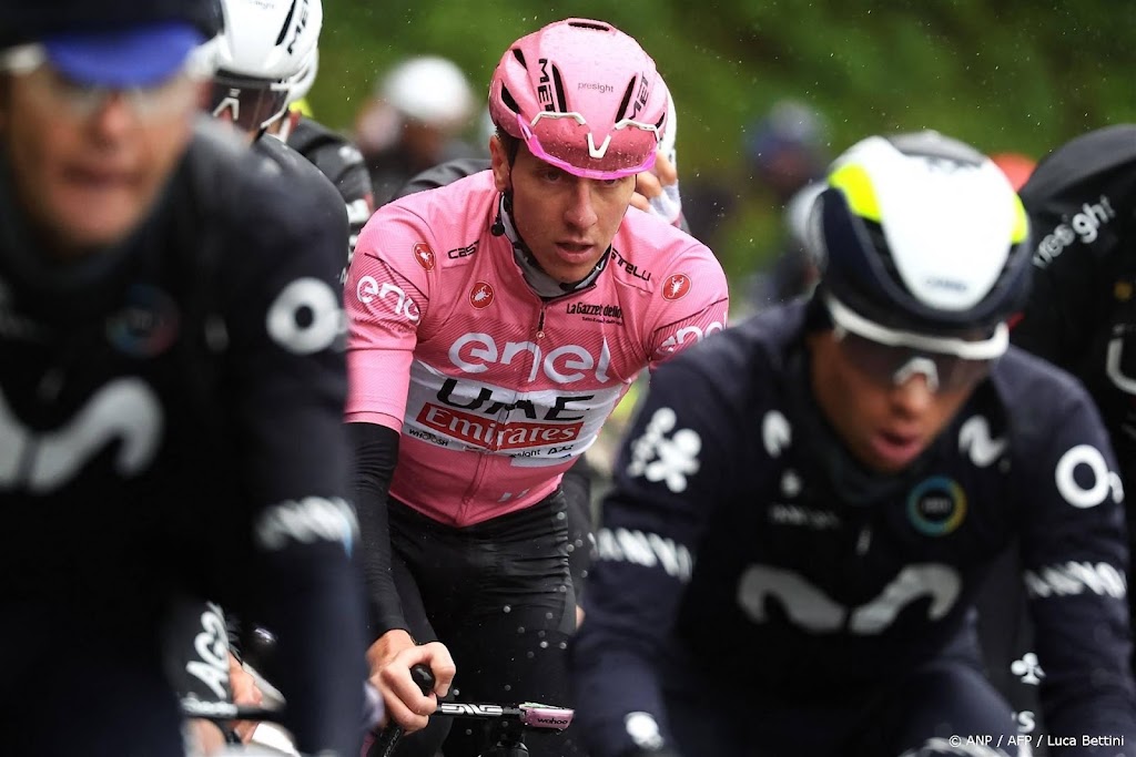 Pogacar boekt vijfde etappezege na chaotische dag in Giro 