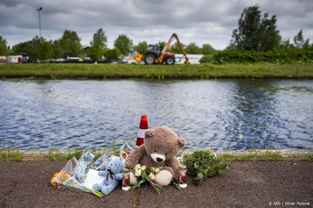 Emoties, bloemen, knuffels en kaarsen bij kade in Winschoten