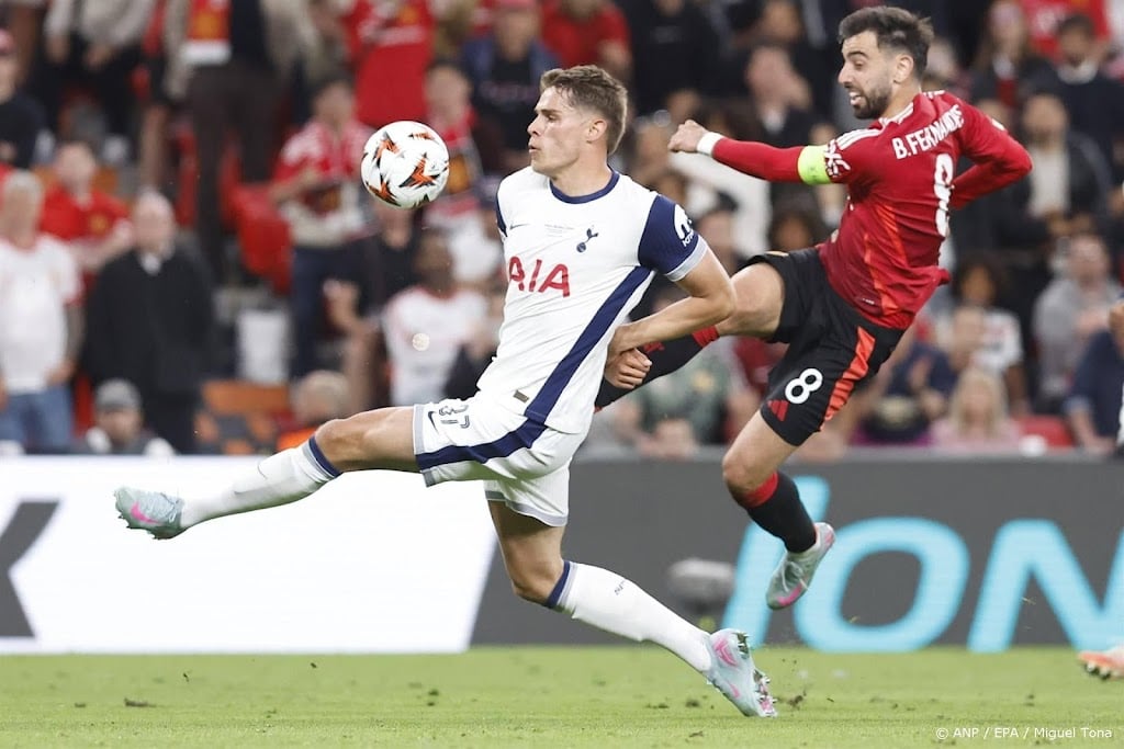 Van de Ven met acrobatische redding belangrijk voor Spurs