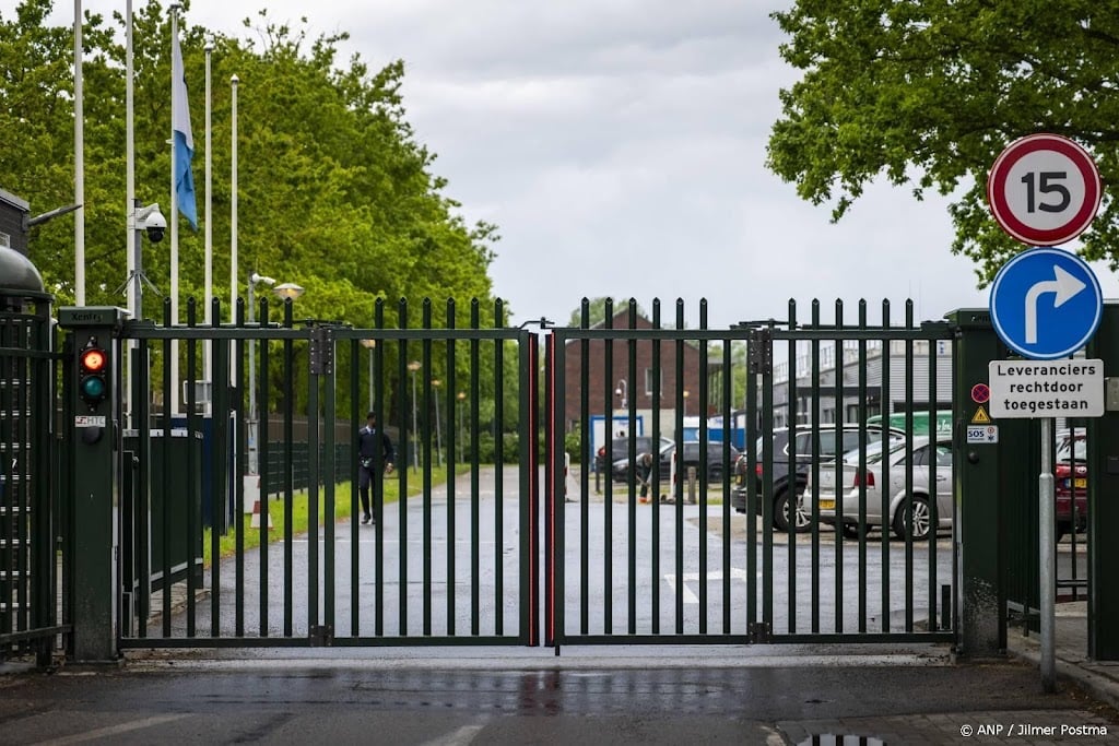 Groep asielzoekers weer bij aanmeldcentrum na nacht in noodopvang
