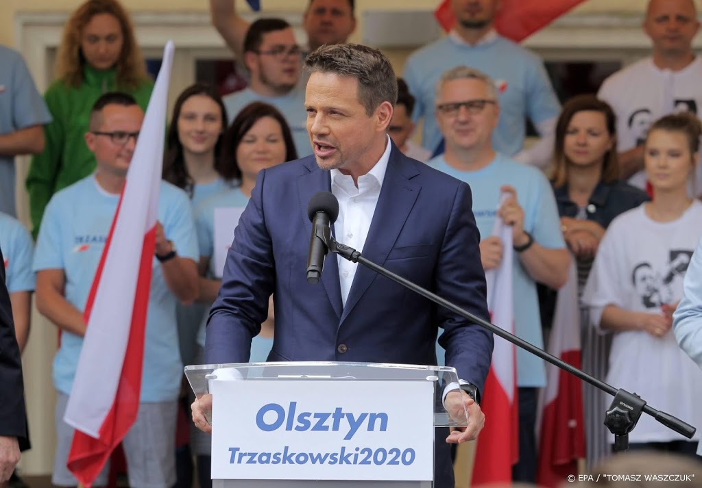 Man gooit fles met chemicaliën naar presidentskandidaat Polen