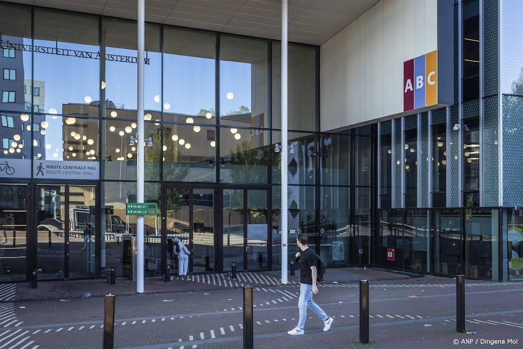 Demonstranten bezetten klaslokalen en toiletblok UvA-gebouw