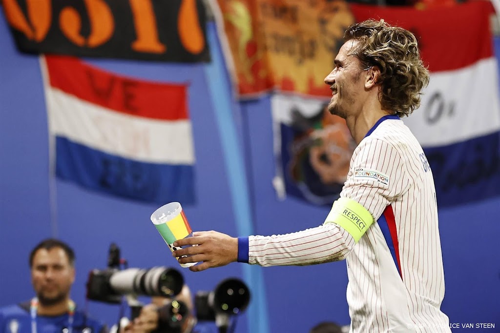 Stadionspeaker roept Oranjefans op te stoppen met gooien bekers 