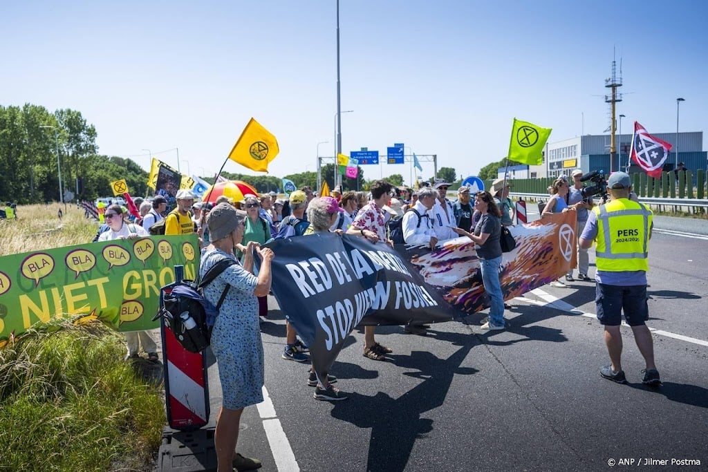Klimaatactivisten blokkeren deel van de Afsluitdijk