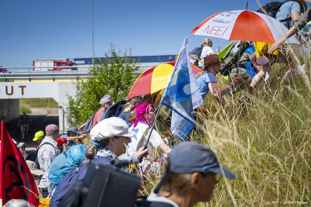 Afsluitdijk in beide richtingen dicht door demonstratie 
