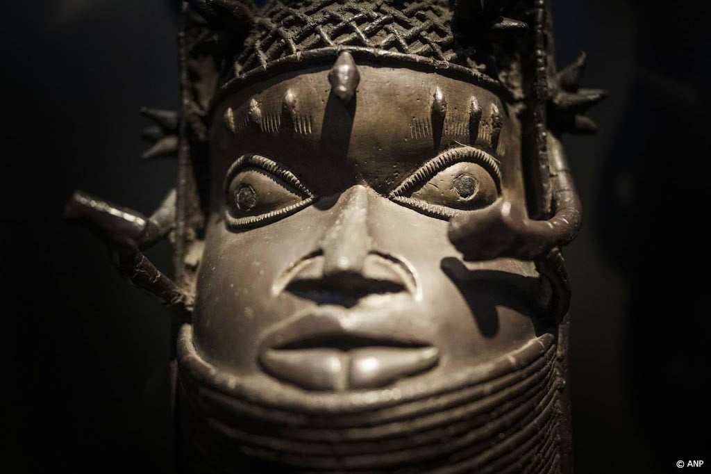 Geroofde Benin Bronzen overgedragen aan Nigeria