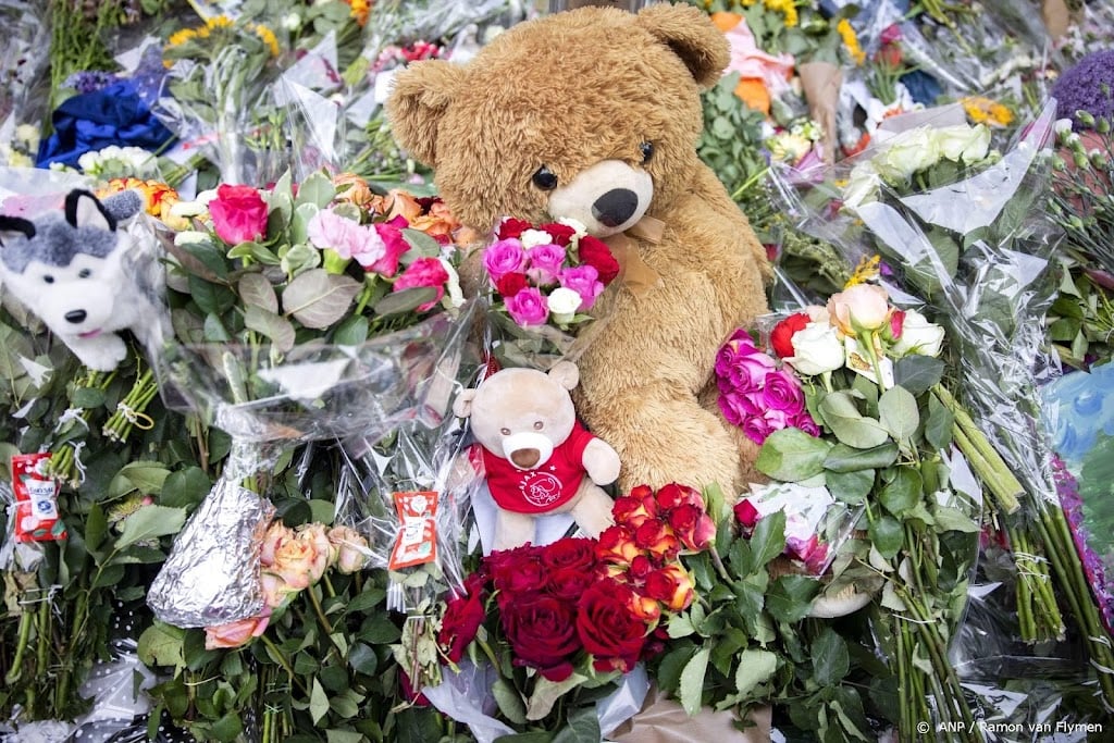 Eerste belangstellenden bij Carré voor afscheid Peter R. de Vries