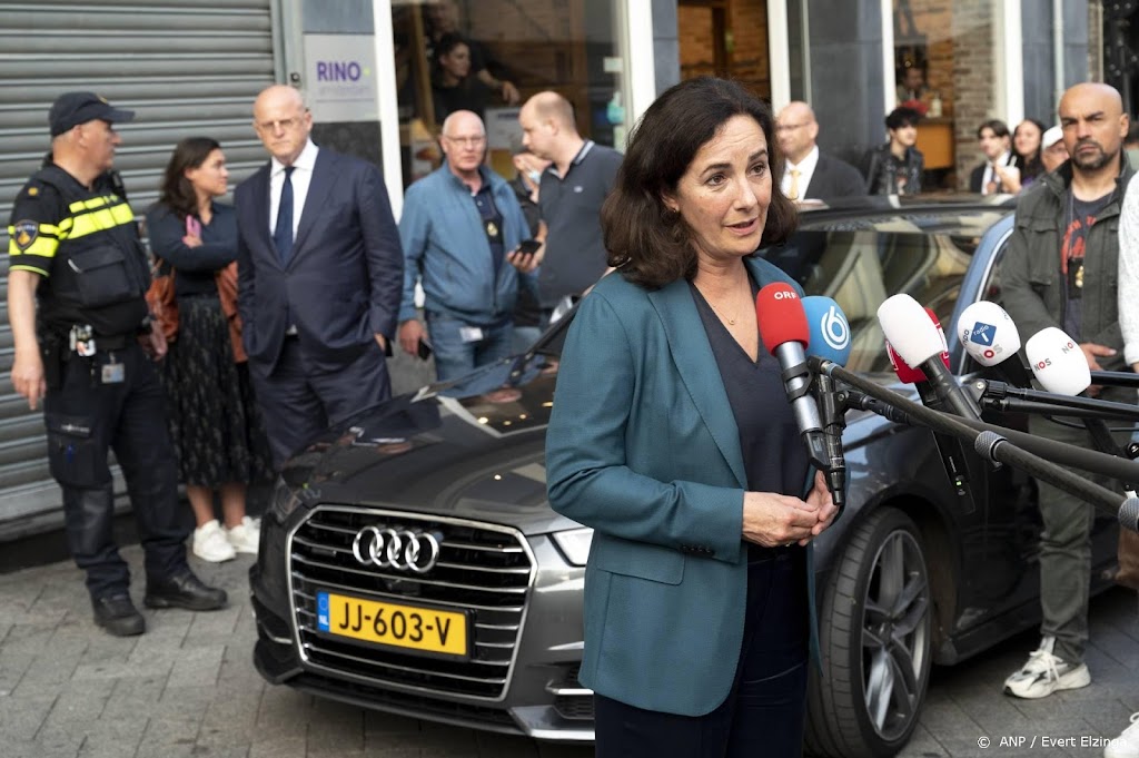 Halsema even terug van vakantie voor besloten herdenking De Vries