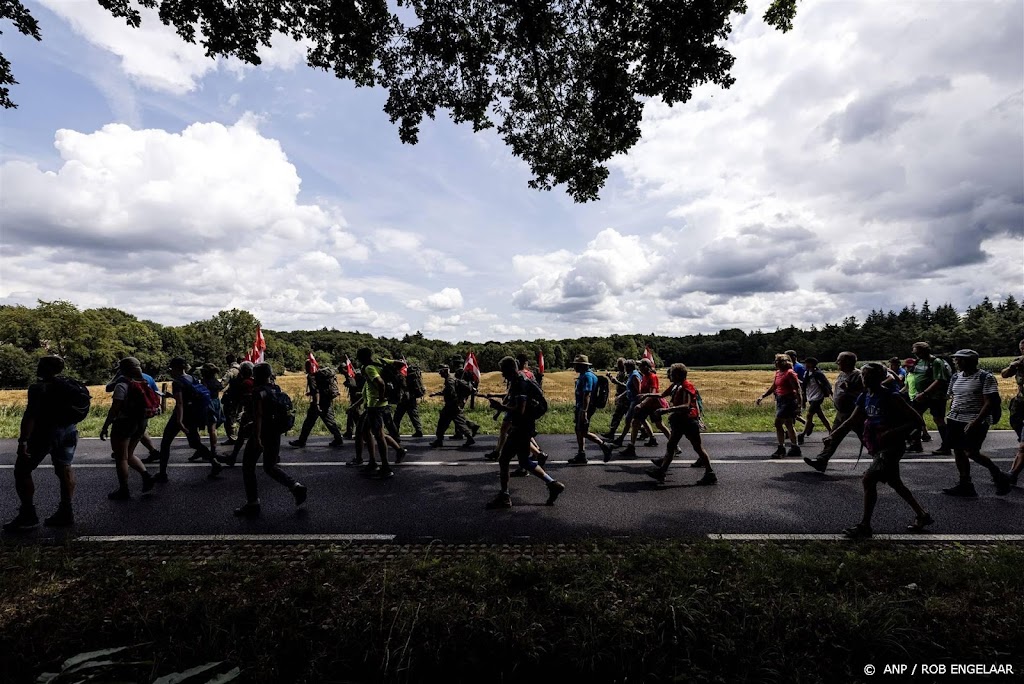 Vierdaagselopers over pontonbrug over Maas naar intocht Nijmegen