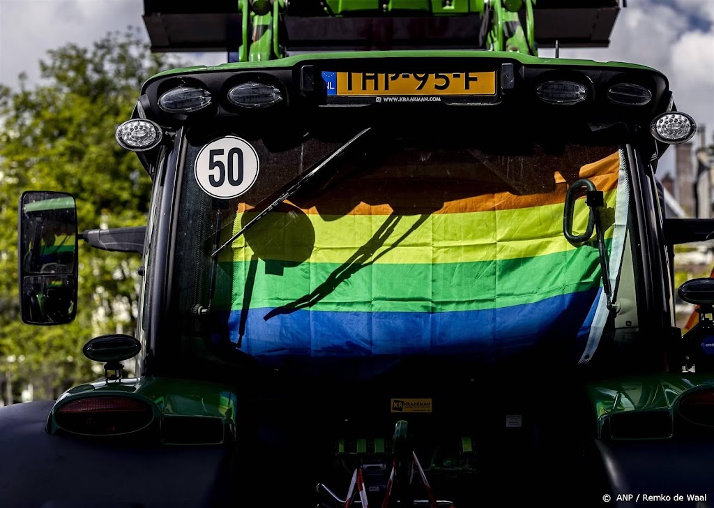 Boekenkoepel komt vanwege Pride Amsterdam met regenbooggedicht