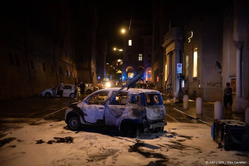 Tientallen gewonde agenten bij ongeregeldheden in Bologna